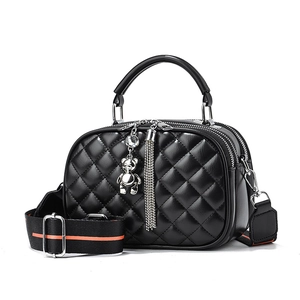 Sac bandoulière matelassé noir avec breloque ours argentée et bandoulière bicolore