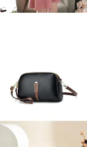 Macro-detail van zwarte crossbodytas met litchi-textuur en gouden U-vormige gesp