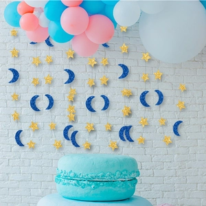Guirlande scintillante étoiles dorées et lune bleue pour décoration murale de fête