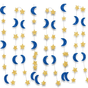 Détail de guirlandes en papier pailleté bleu et or avec étoiles et lunes pour fête