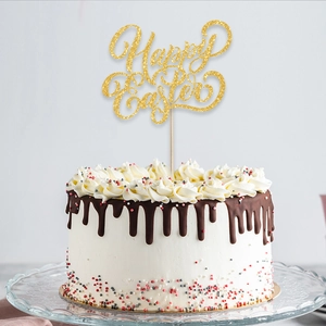Goldener Glitzer Happy Easter Tortenstecker auf weißem Kuchen für die Osterdekoration