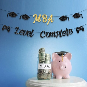 Détail de la bannière MBA Level Complete à paillettes avec toque et icônes de jeu