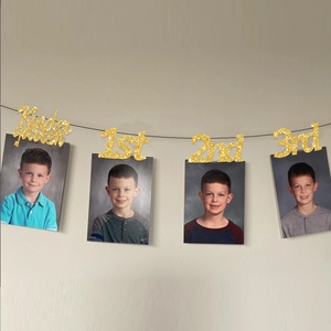 Bannière de remise des diplômes à paillettes dorées avec pinces photo pour l'école