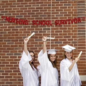 Striscione rosso glitter Nursing School Survivor per festa di laurea con infermieri