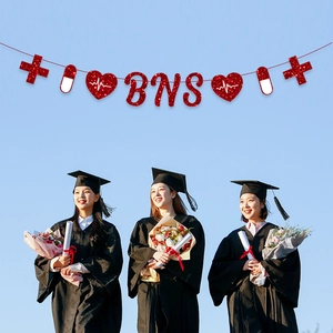 Striscione laurea infermieristica BNS rosso glitterato con icone su sfondo cielo blu