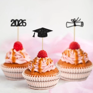 Topper per torta laurea 2026 con tocco nero glitterato e pergamena su un cupcake