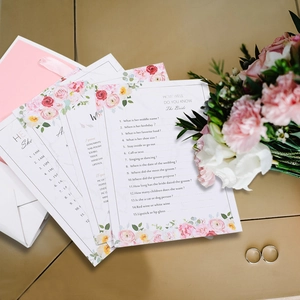 Elegante Hochzeits-Spielkarten mit rosa Rosen, Umschlägen und silbernen Ringen