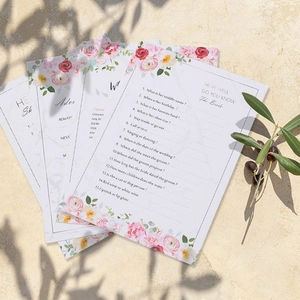 Flache Ansicht von Hochzeitsspielkarten mit Marmormuster, Blumen und Naturschatten