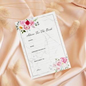 Makroaufnahme von Advice For the Bride Karten mit Blumenmuster auf rosa Seidenstoff