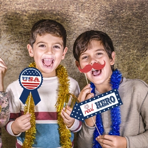 Requisiten für Fotokabinen zum Unabhängigkeitstag mit USA-Medaillen und Pailletten