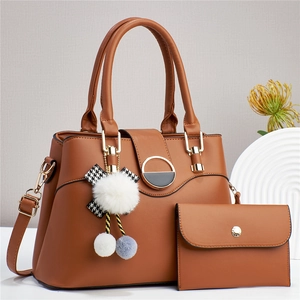 Ensemble sac à main en cuir marron avec nœud pied-de-poule et breloque pompon