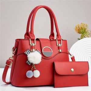 Élégant ensemble de sac à main et portefeuille rouge pour femme en cuir texturé et breloques