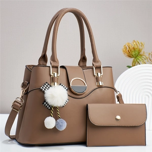 Ensemble sac à main marron en cuir texturé avec détails dorés et breloque pompon doux