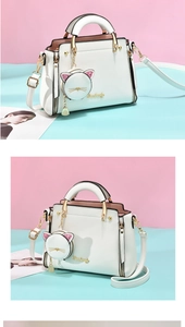 Détail du sac à main blanc texturé avec ferrures dorées et breloque chat mignonne