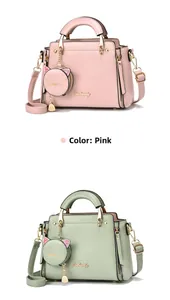 Sacs à main rose et vert clair avec logos dorés et mini porte-monnaie oreilles de chat