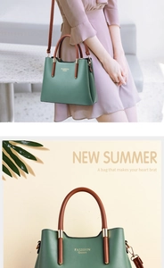 Détail du sac à main en cuir vert foncé avec poignées marron et boucle en métal doré