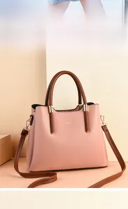 Détail du sac à main rose et marron avec inscription dorée Fashion Queen
