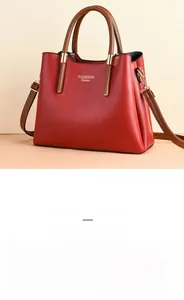 Détail de la texture cuir rouge et du logo doré Fashion Queen sur le sac à main