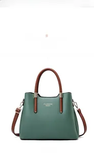 Vue de face d'un grand sac cabas vert avec anses marron et logo doré Fashion Queen
