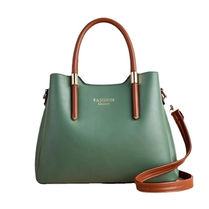 Sac à main en cuir vert et marron avec texte FASHION Queen et détails dorés