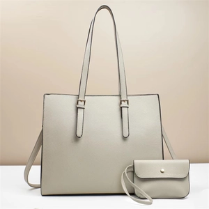 Borsa tote beige effetto martellato con pochette coordinata e dettagli dorati lucidi