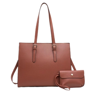 Set borsa tote e pochette marrone in finta pelle con trama litchi e tracolle regolabili