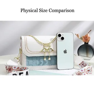 Détail montrant la taille compacte du sac à main en cuir contrasté par rapport au smartphone