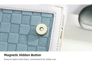 Détail du cuir Damier bleu clair avec fermeture à fermoir magnétique doré sur le sac