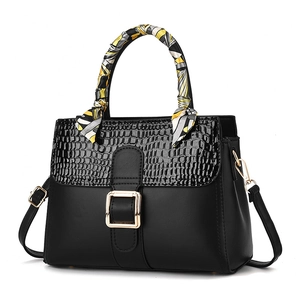 Sac à main élégant en similicuir noir avec motif crocodile et poignée foulard décorative