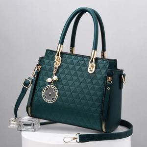 Dark green large capacity handbag with lychee texture and pearl clover pendant