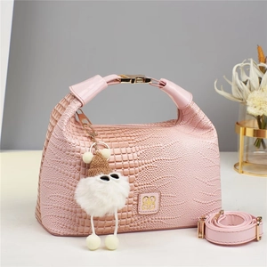Piccola borsa a mano rosa effetto coccodrillo con peluche bianco e tracolla rimovibile