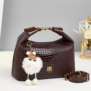 Mini borsa a bauletto marrone scuro con trama a coccodrillo, fibbia dorata e ciondolo