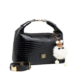 Borsa a bauletto nera stampa coccodrillo con logo dorato e ciondolo di peluche