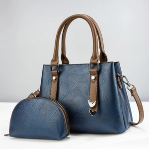 Détail de l'ensemble cabas bleu 2 pièces avec texture cirée vintage et boucle en métal cœur