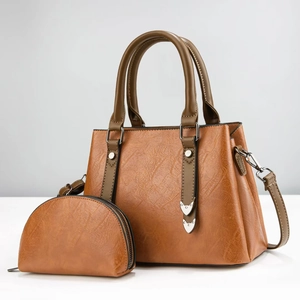 Ensemble sac à main en cuir texturé marron avec grand cabas et breloque chat