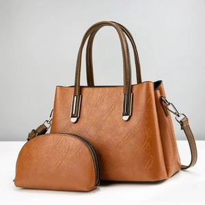 Détail d'un grand sac fourre-tout en similicuir caramel avec pochette et boucles argentées
