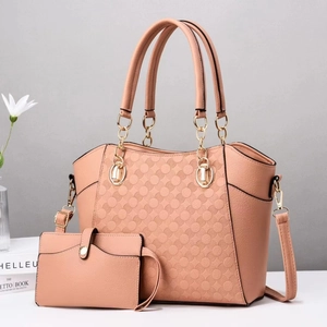 Dettaglio borsa tote rosa cipria con texture a cerchi in rilievo e catena dorata elegante