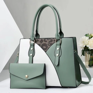 Set borsa tote due pezzi verde salvia e bianco con dettaglio leopardato e tracolla