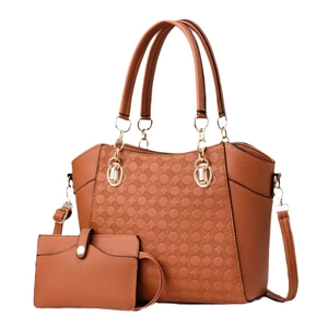 Set borsa e portafoglio in finta pelle marrone con texture a rilievo e oro