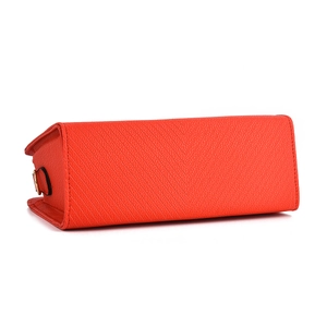 Dettaglio borsa in pelle rossa con trama chevron e fibbie in metallo dorato