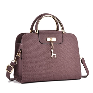 Elegante borsa a tracolla prugna con ciondolo a forma di alce dorato e manico tondo