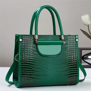 Sac à main vert émeraude à motif crocodile avec finition brillante et détails dorés