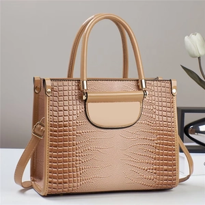 Détail de la texture crocodile sur un sac à main chic pour femme de couleur marron