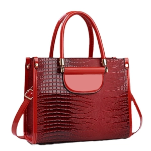 Sac à main rouge en cuir verni croco avec ferrures dorées et bandoulière