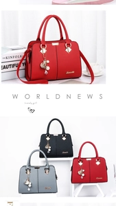 Detalle de bolsos de cuero texturizado en rojo, negro y gris con colgante de borla