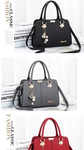 Detalle de bolso de cuero con patrón de lichi y elegantes colgantes de perlas