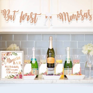 Striscione dorato 'But first Mimosas' e cartello bar floreale per decorazioni party