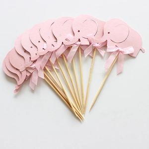 Detailweergave van 10 roze olifant taarttoppers met zijden strikken en houten stokjes