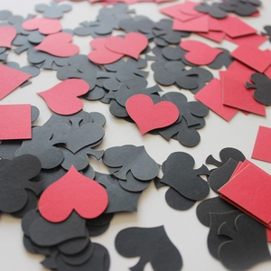 Coriandoli per tavola con semi di carte da gioco a forma di cuore rosso e picche nero