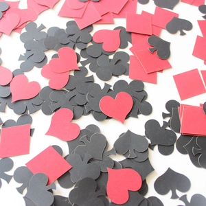 Coridandoli a tema carte da gioco con cuori quadri fiori e picche per decorazioni party